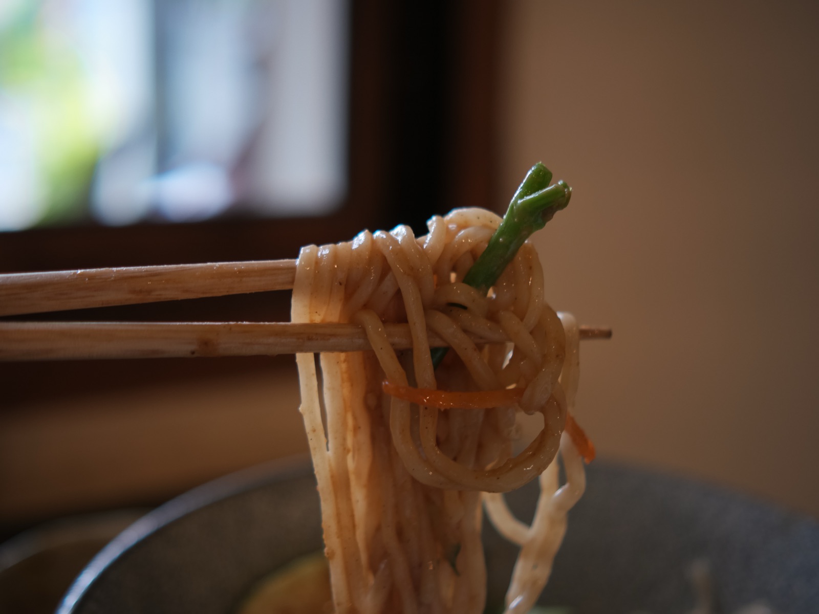 涼麵的醬汁爬在每一根麵條上