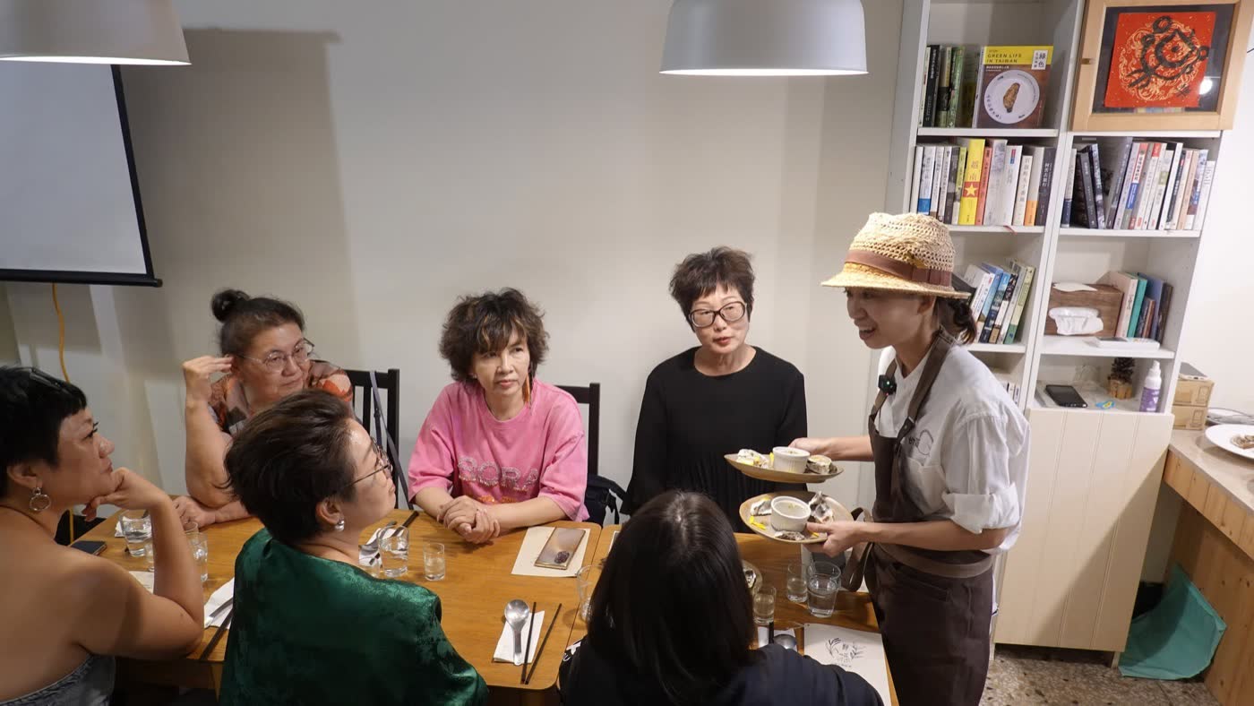 楊媛婷為上桌的客人介紹友善餐點